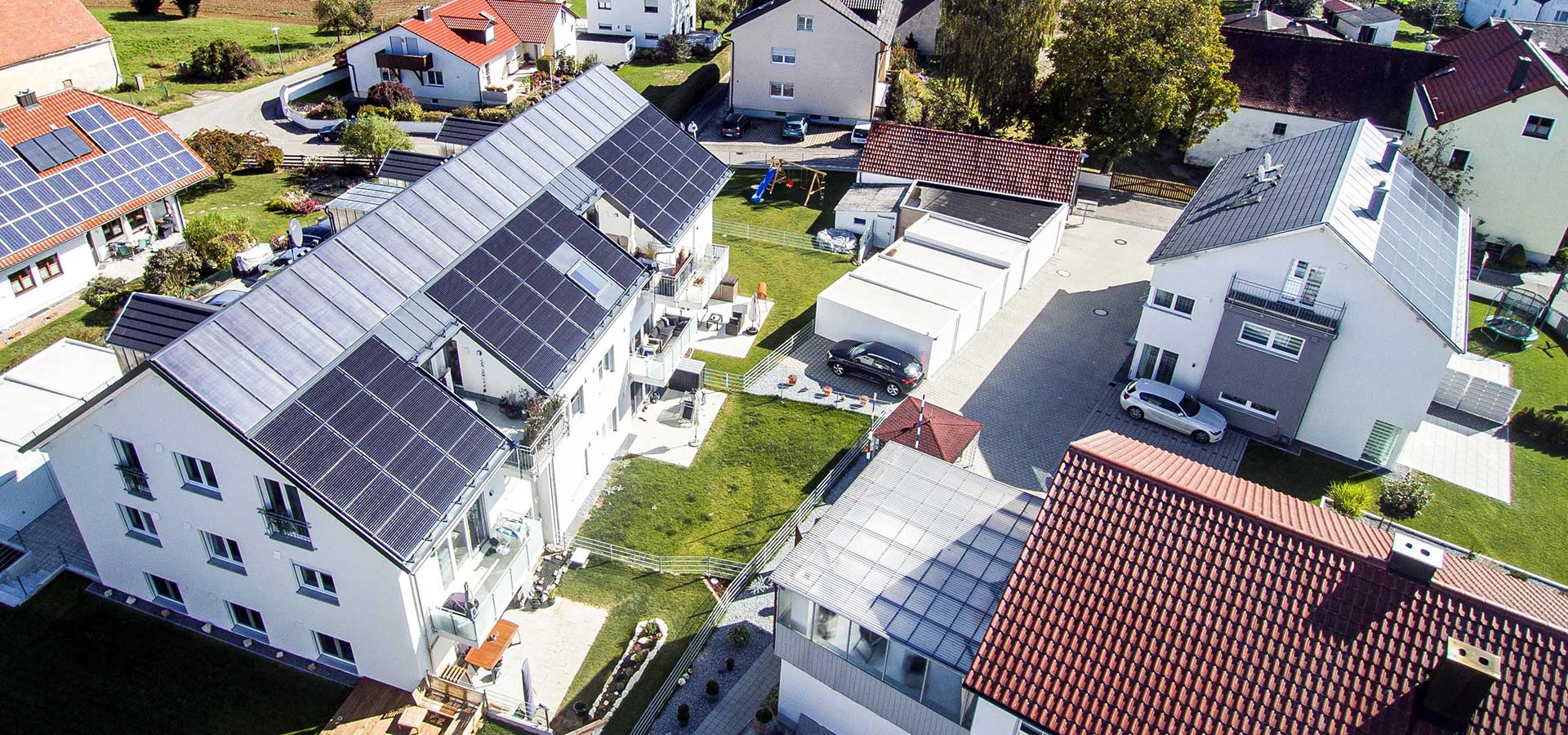 mehrfamilienhaus-solar-kollektoren-und-panele